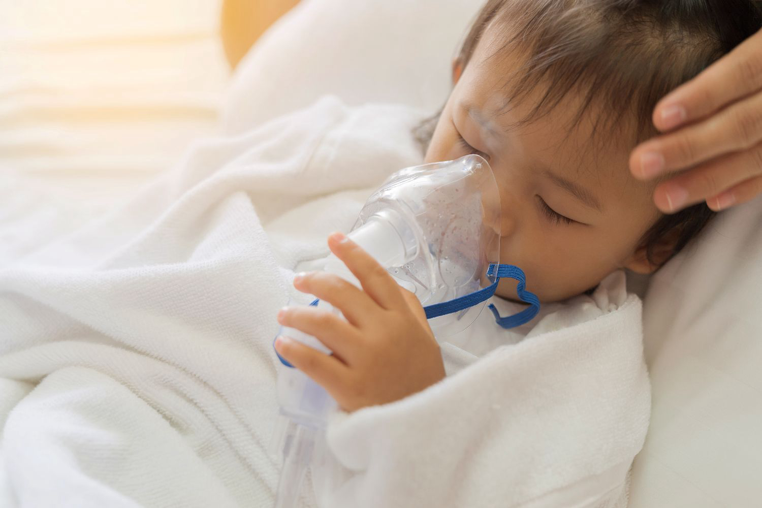 Trẻ bị viêm phế quản phổi cần được bác sĩ chuyên khoa Nhi khám và điều trị